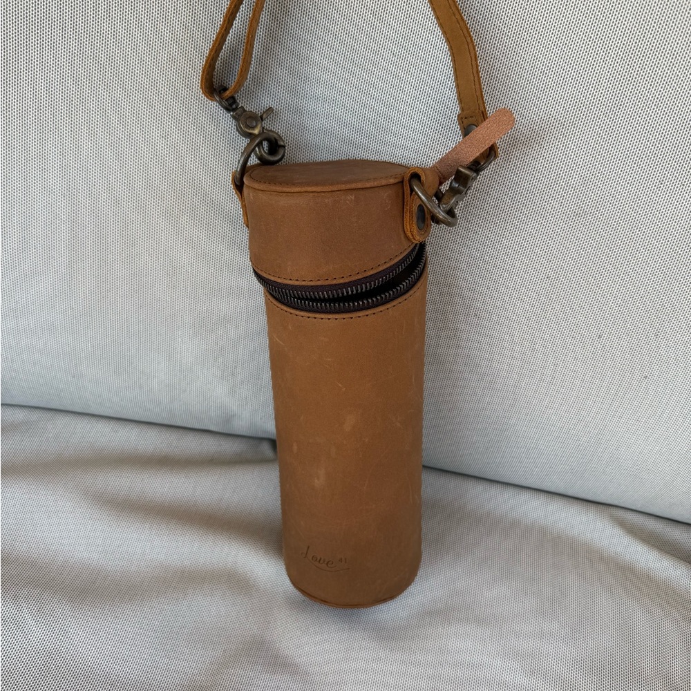 LOVE 41 Leather Bottle Holder Tobacco NEW
Pig skin lined